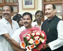Bengaluru: AITC Kar president Sunil Pais congratulates Ivan D’Souza for cabinet berth